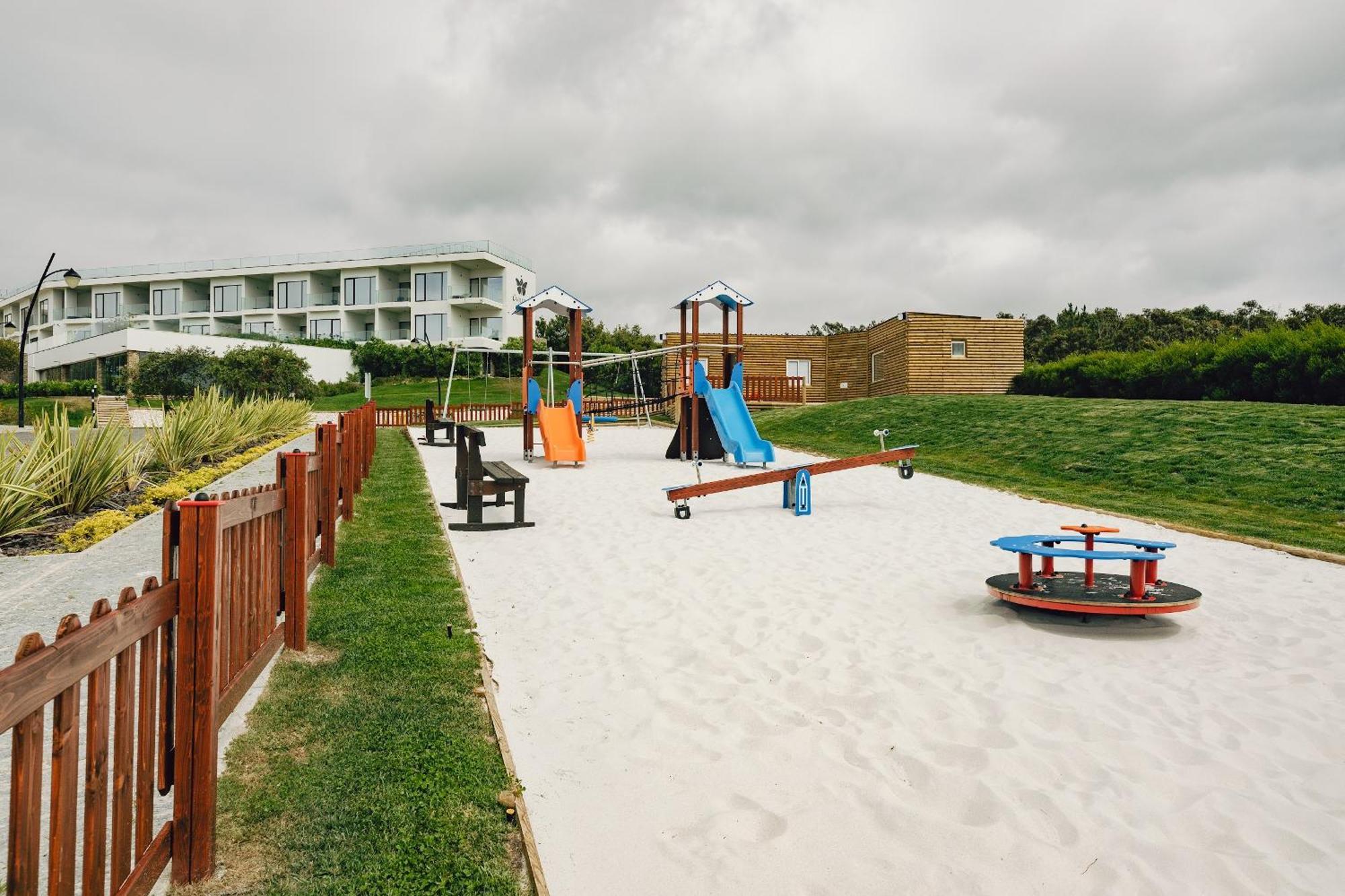 Royal Obidos Scenic Resort 普拉亚德尔瑞伊 外观 照片 Playground in the village